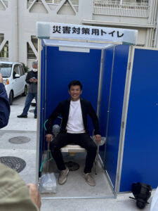 地域防災訓練で防災用トイレを設置する様子(高知市・神田小学校)